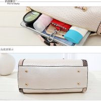 👝 Дамска чанта с декорация от бяла змийска кожа, снимка 2 - Чанти - 43049619