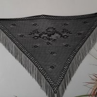 Фин,триъгълен шал,с дълги ресни, снимка 2 - Шалове - 39446393