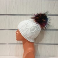 Нова зимна дамска бяла шапка с шарен помпон/пух, снимка 5 - Шапки - 35478437