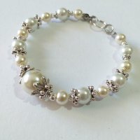 Красива перлена гривна с кристални перли и красиви орнаменти в цвят Сребро , снимка 1 - Гривни - 37157972