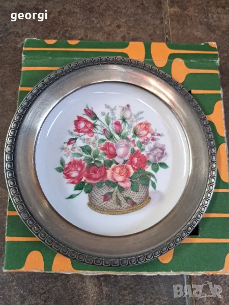 декоративна немска порцеланова чиния Kaiser с метален обков   22/5, снимка 1