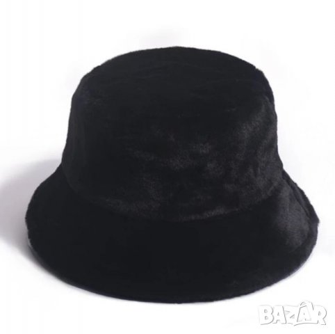 Черна зимна шапка пухкава