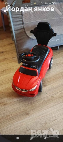 детска кола проходилка с музика,песнички и звук на двигател.