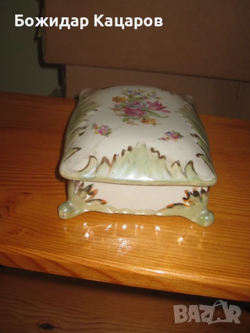 Красива порцеланова кутия, за карти или бижута.Цена 25 лева-(9.20 €).Пращам по Еконт., снимка 4 - Антикварни и старинни предмети - 50697586