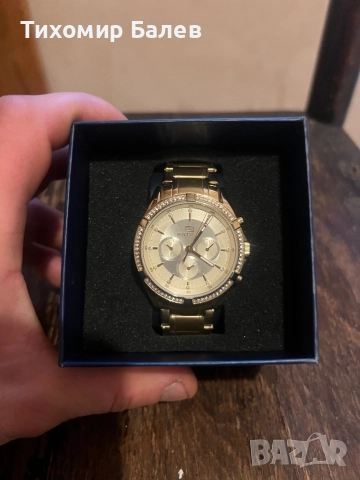 Златист Tommy Hilfiger