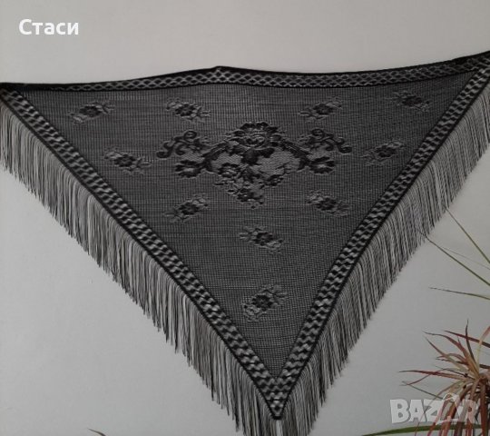 Фин,триъгълен шал,с дълги ресни, снимка 2 - Шалове - 39446393