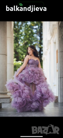 Бутикова рокля размер M-L.С корсет ,който може да се регулира.Закупена е за 1500лв.Слагана само 1път