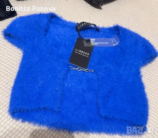 Пухкаво елече с метална верижка