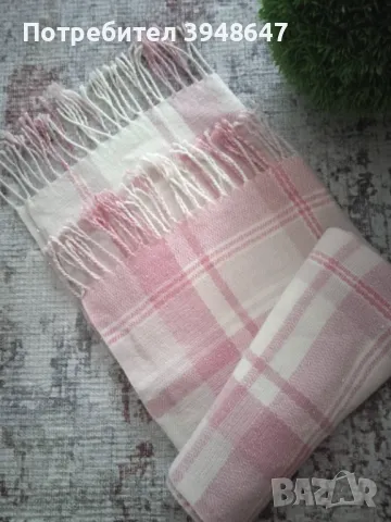 Дамски шал в бяло с принт розово каре, снимка 5 - Шалове - 48488415
