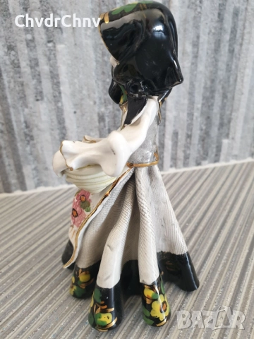 Малка порцеланова фигура/момиче с кошница/Mola Cagliara/статуетка 14см, снимка 3 - Статуетки - 51441514