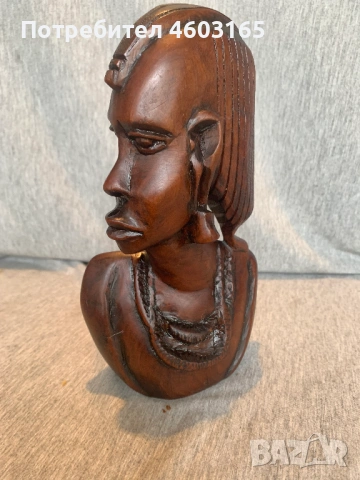 Стара резбована дървена статуя на глава