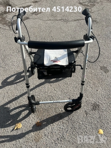 Ролатор/проходилка с седалка и спирачки – лека, стабилна и много удобна, снимка 2 - Ролатори - 52496929