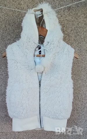 Бяло пухкаво елече с качулка., снимка 2 - Якета - 43516357