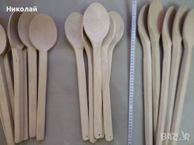 Големи дървени лъжици за готвене и чук за месо.