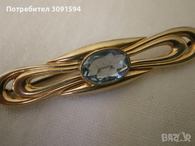 Стара брошка - с голям син скъпоценен камък - маркирана на играта 