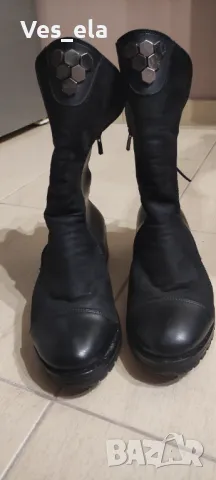 черни кожени ботуши с железни орнаменти 