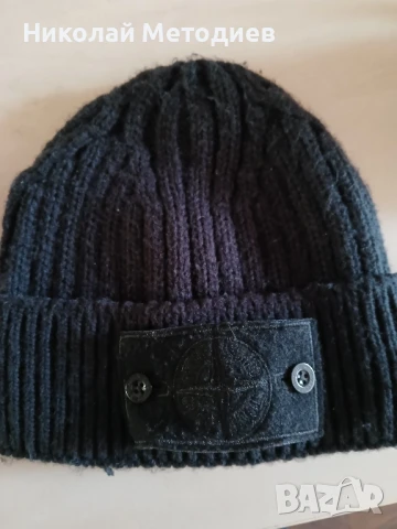 Запазена зимна шапка на Stone island 