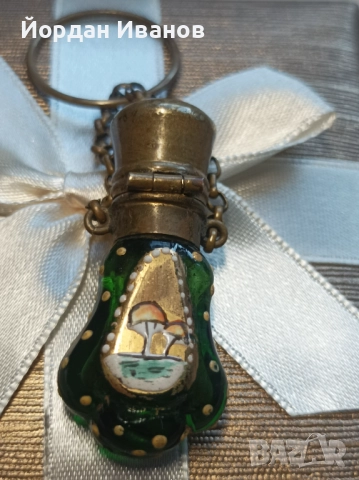 Старинно шише за парфюм с окачване