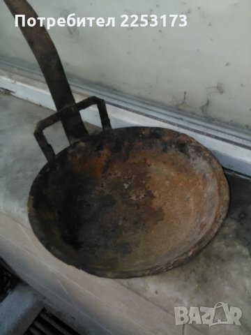 Продавам малък железен тиган за декорация и бакърен среден.