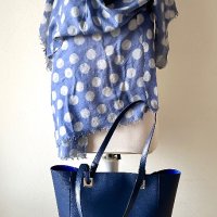 Прекрасен шал вълна и коприна син на точки и голяма синя чанта Roccobarocco , снимка 3 - Чанти - 43493271