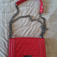 Червена лачена чанта , снимка 1 - Чанти - 43807329