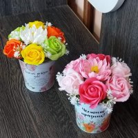 💛🌷🍀Ново💛🌷🍀Метални кашпи със сапунени рози и в средата хризантема за разкош.                   , снимка 1 - Подаръци за жени - 43985744