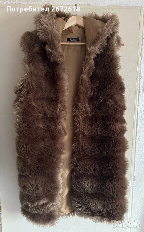 Яке без ръкави с изкуствен косъм и качулка. Размер М. За повече информация или снимки пишете., снимка 1