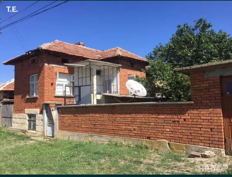 Къща на два етажа с гараж, градина и стопански постройки, снимка 1