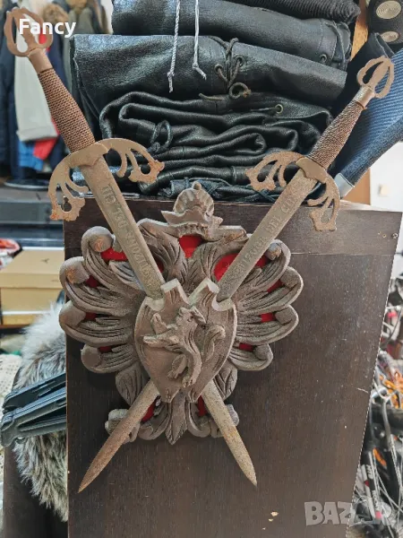 Декорация дърворезба с два стоманени меча , снимка 1
