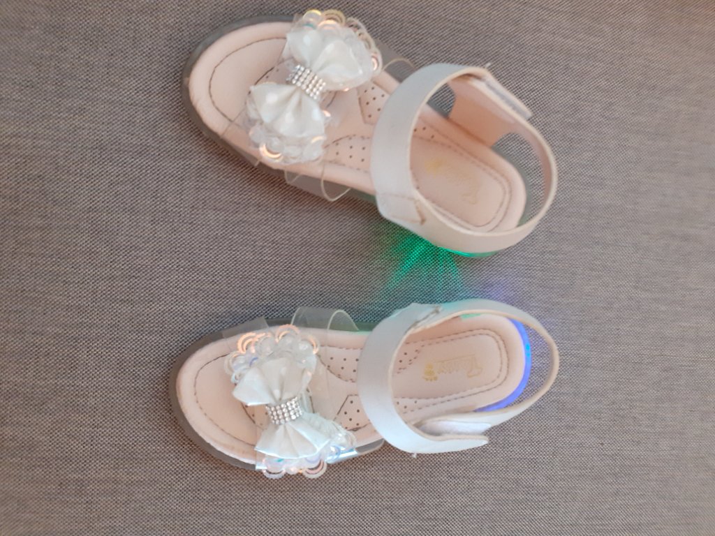 Детски светещи LED сандали за момиче внос от чужбина в Детски сандали и  чехли в гр. Шумен - ID37218016 — Bazar.bg