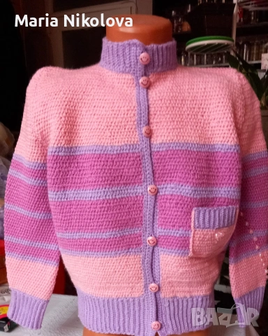 Предлагам красиви ръчно плетени детски блузки и жилетка 