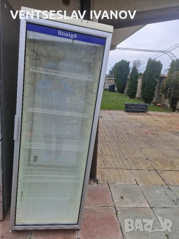 продавам вертикална хладилна витрина Snaige
