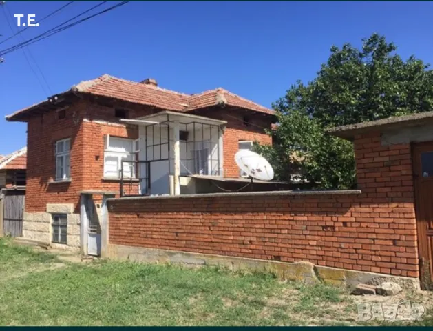 Къща на два етажа с гараж, градина и стопански постройки