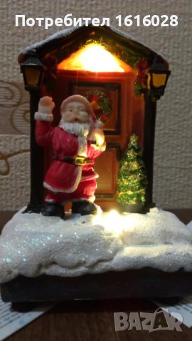 Коледна LED светеща мини сцена дядо Коледа пред вратата на MAGIC VILLAGЕ.