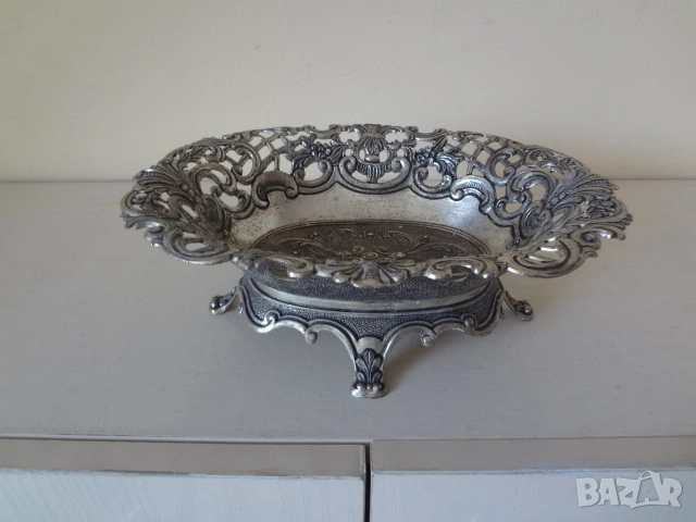 Орнаментална сребриста купа от Виена