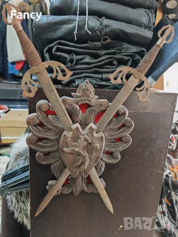 Декорация дърворезба с два стоманени меча 