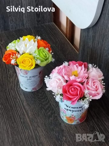 💛🌷🍀Ново💛🌷🍀Метални кашпи със сапунени рози и в средата хризантема за разкош.                   , снимка 1 - Подаръци за жени - 43985744