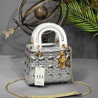 Дамска чанта Dior Реплика ААА+, снимка 1 - Чанти - 43907461