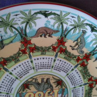 Чиния порцелан маркова Wedgwood porcelain the age of reptiles Calendar plate Thirteenth series 1983г, снимка 2 - Декорация за дома - 36558470