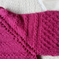 Детска - бебешка лилава жилетка ръчно плетена, снимка 4 - Детски пуловери и жилетки - 28634012