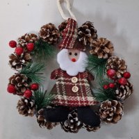 Ръчно изработен коледен венец от шишарки и Дядо Коледа, снимка 1 - Декорация за дома - 42974769