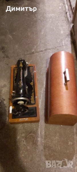 продавам стара  руска шевна машина с кутия , снимка 1