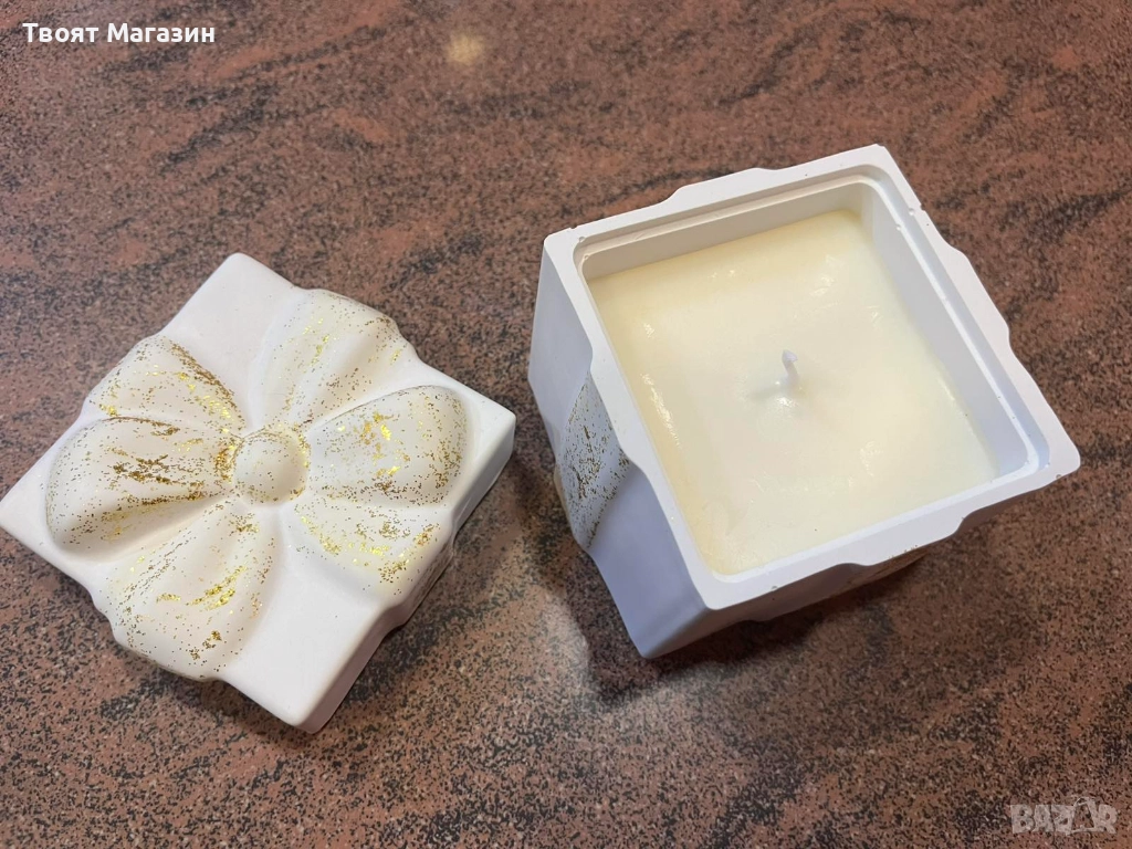 Ръчно изработен сувенир от акрилна смола със соева свещ – бял със златист акцент, снимка 1