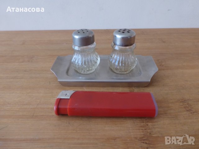 Комплект солница и пиперница с метална поставка, снимка 1 - Аксесоари за кухня - 43996895