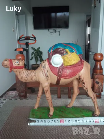 Стилна и красива с изработката си камила-Дърворезба., снимка 2 - Статуетки - 50076086