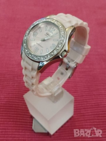 Дамски часовник Q&Q. , снимка 3 - Дамски - 43702335