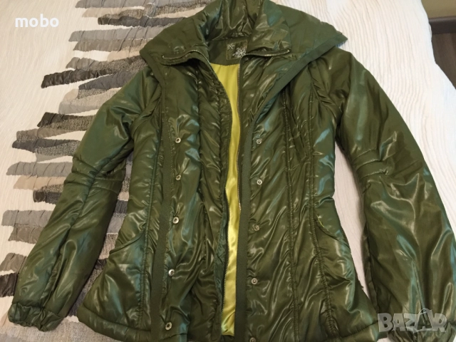 Зимно дамско яке, размер М, цвят – зелен, с топла подплата, закопчаване- с цип и копчета.