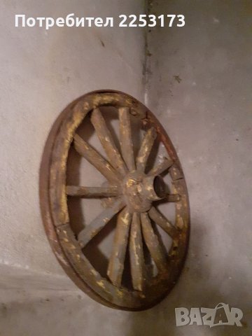 Старо колело от каруца за декор