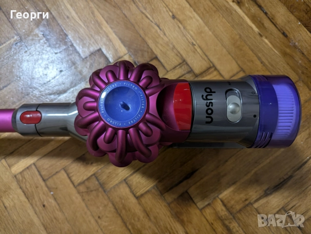 Продавам отлична прахосмукачка Dyson V8 с добра батерия и аксесоари, снимка 4 - Прахосмукачки - 52776474