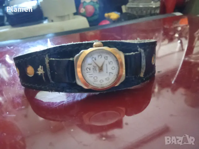 Стар съветски дамски механичен часовник Заря с позлата , снимка 1
